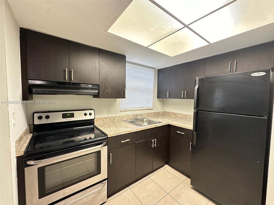 Recently Rented: $1,750 (2 beds, 1 baths, 590 Square Feet)