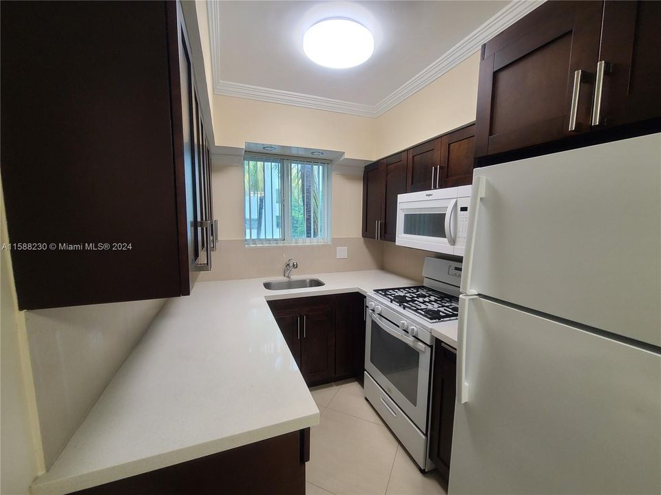 Active With Contract: $2,000 (0 beds, 1 baths, 390 Square Feet)