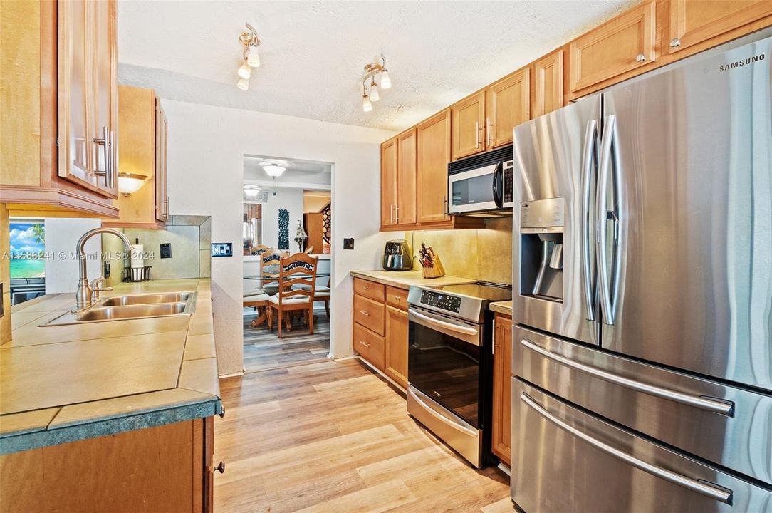 For Sale: $379,900 (2 beds, 2 baths, 1342 Square Feet)