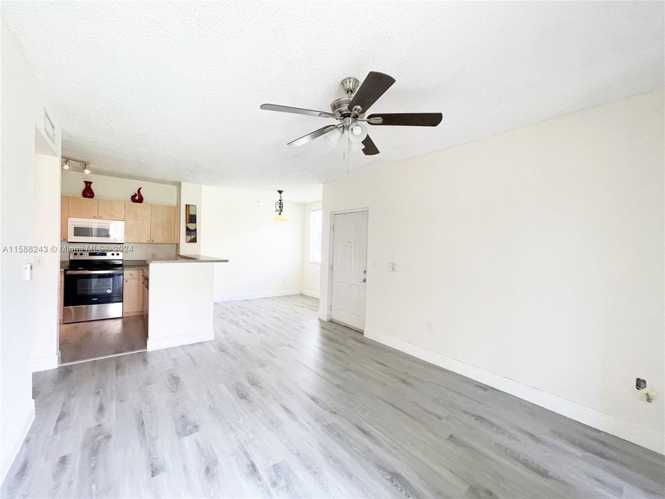 For Sale: $250,000 (1 beds, 1 baths, 691 Square Feet)