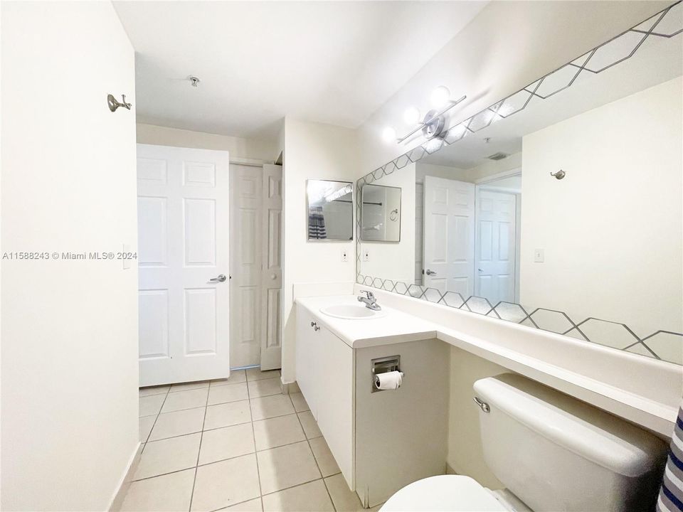 For Sale: $250,000 (1 beds, 1 baths, 691 Square Feet)