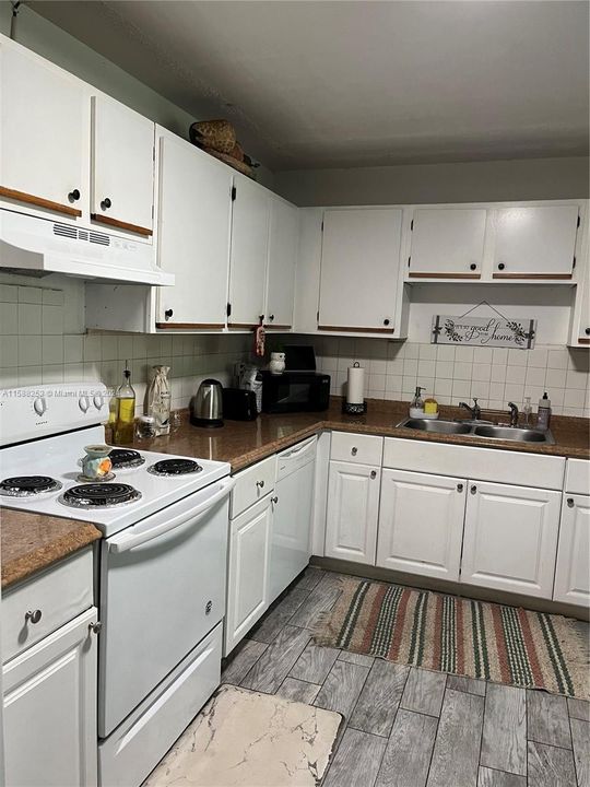 Recently Rented: $1,800 (2 beds, 1 baths, 1075 Square Feet)