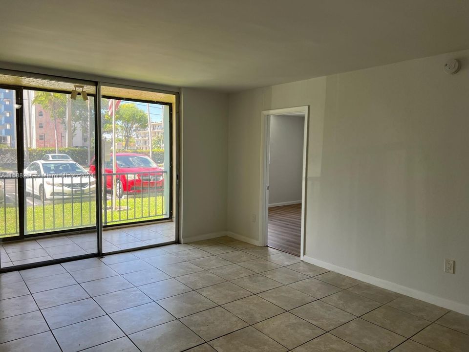 For Sale: $295,000 (2 beds, 2 baths, 935 Square Feet)