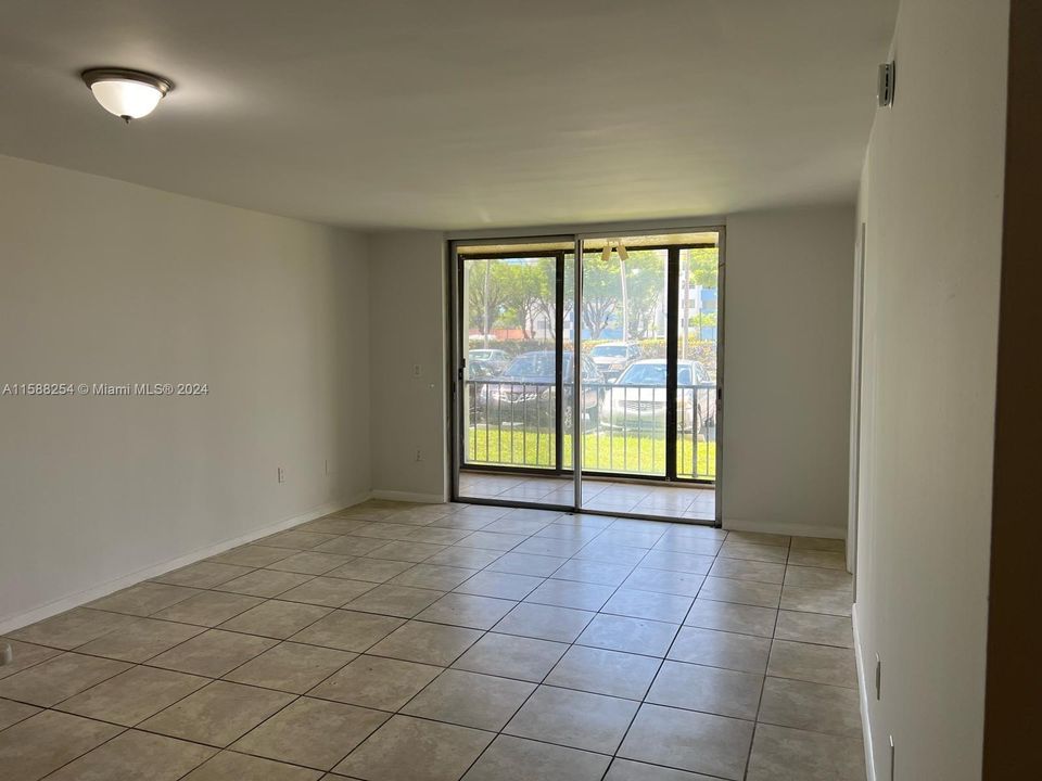 For Sale: $290,000 (2 beds, 2 baths, 935 Square Feet)