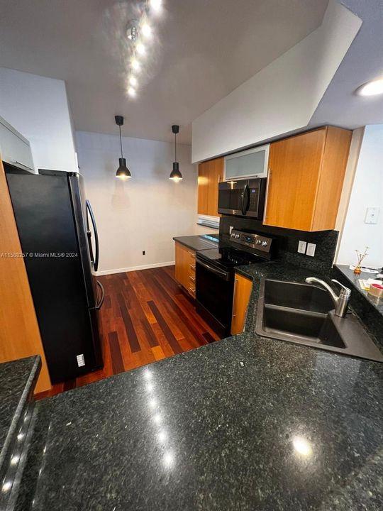 For Rent: $3,190 (2 beds, 2 baths, 1077 Square Feet)