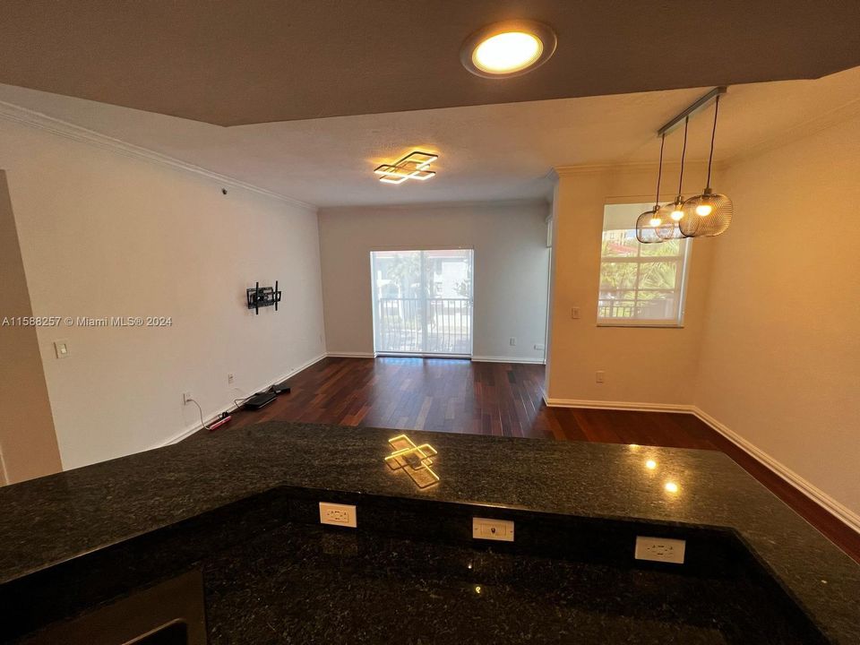 For Rent: $3,190 (2 beds, 2 baths, 1077 Square Feet)