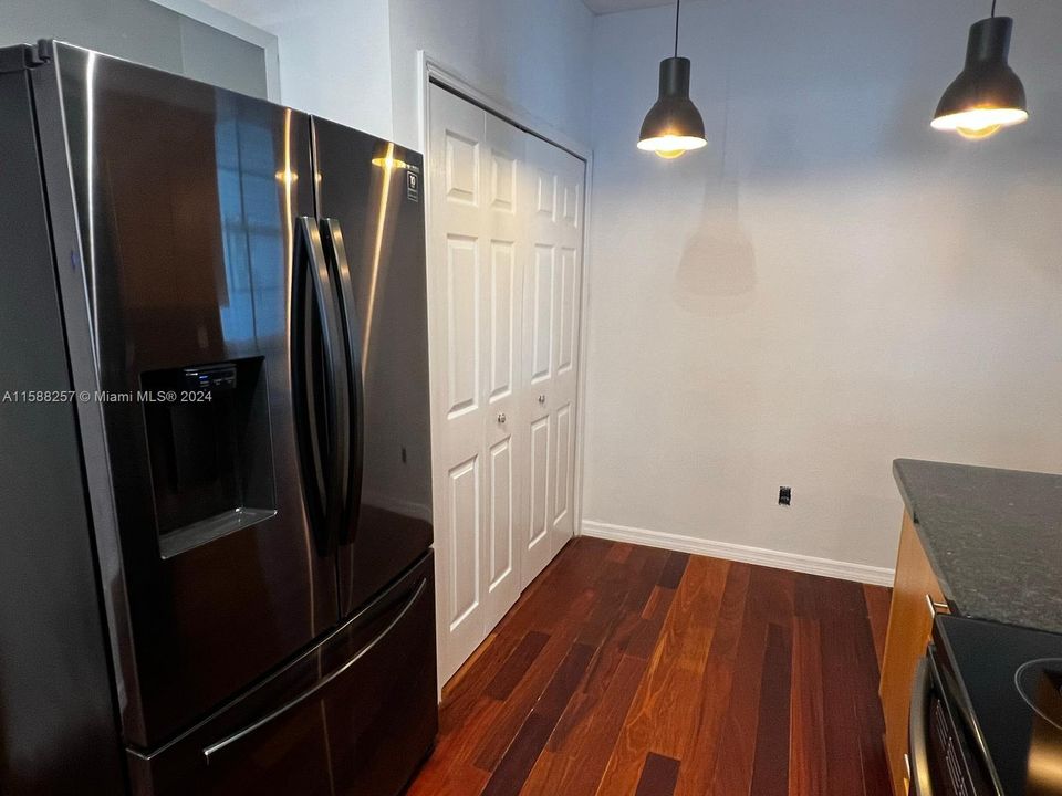 For Rent: $3,190 (2 beds, 2 baths, 1077 Square Feet)