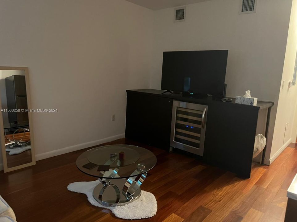 For Sale: $240,000 (1 beds, 1 baths, 436 Square Feet)