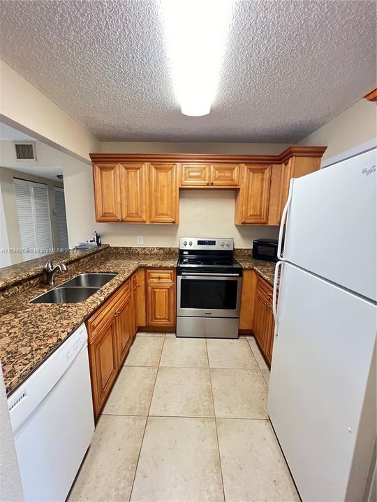 For Rent: $1,900 (2 beds, 2 baths, 904 Square Feet)