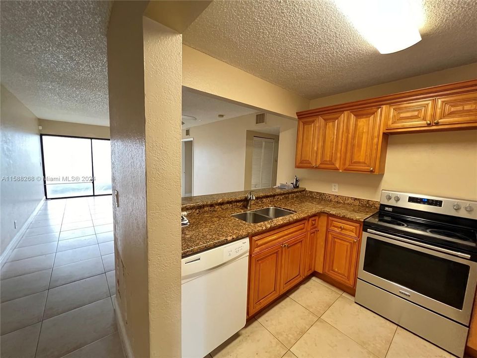 For Rent: $1,900 (2 beds, 2 baths, 904 Square Feet)