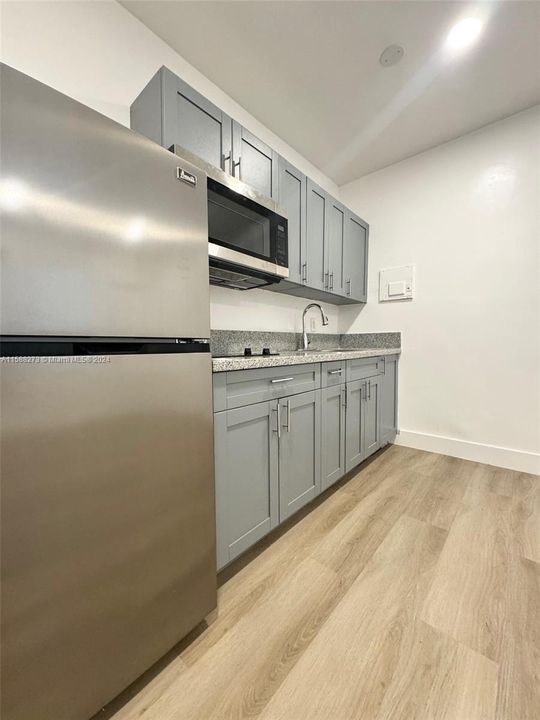 For Rent: $1,700 (1 beds, 1 baths, 750 Square Feet)