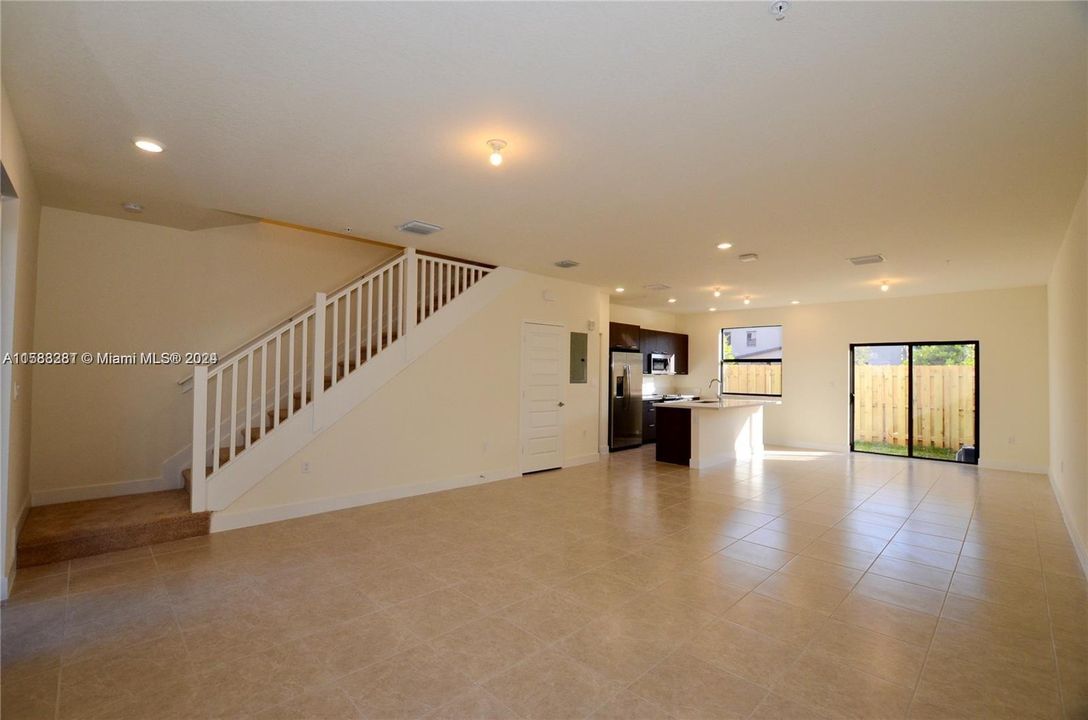 Active With Contract: $3,400 (3 beds, 2 baths, 1425 Square Feet)
