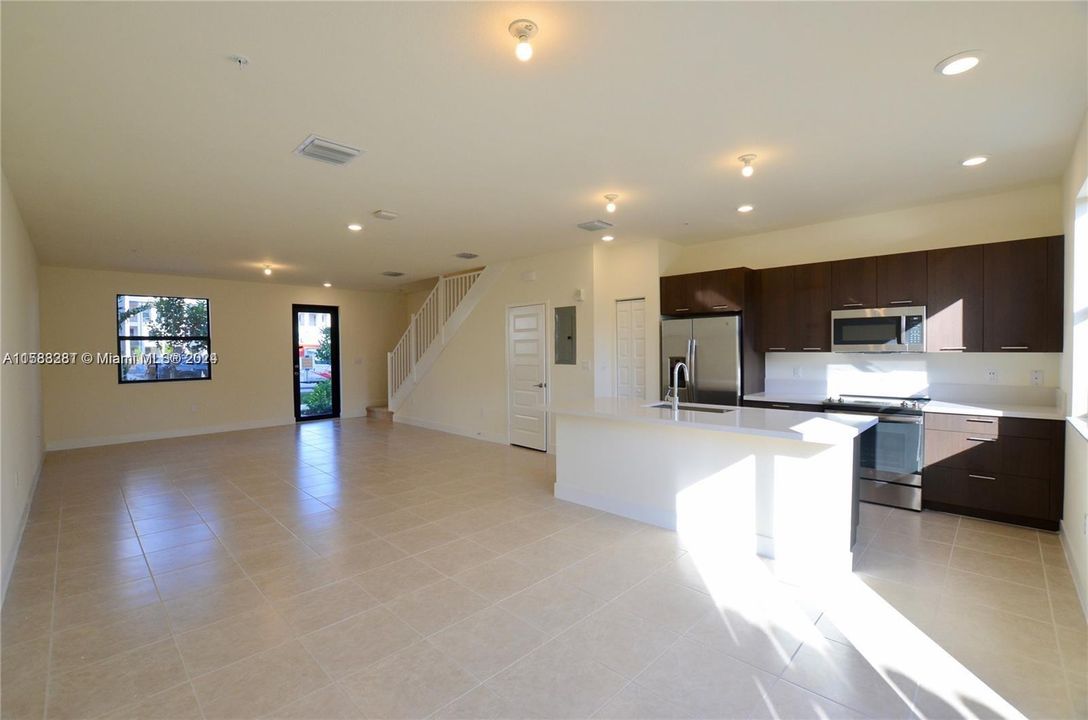 Active With Contract: $3,400 (3 beds, 2 baths, 1425 Square Feet)