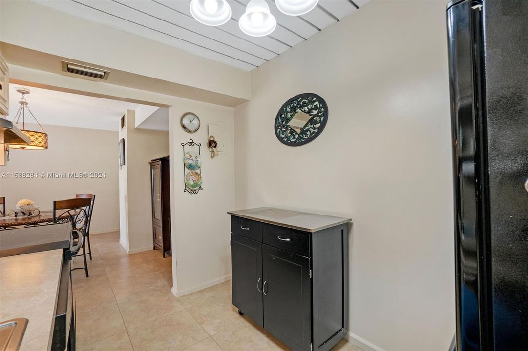 Active With Contract: $167,000 (1 beds, 1 baths, 800 Square Feet)