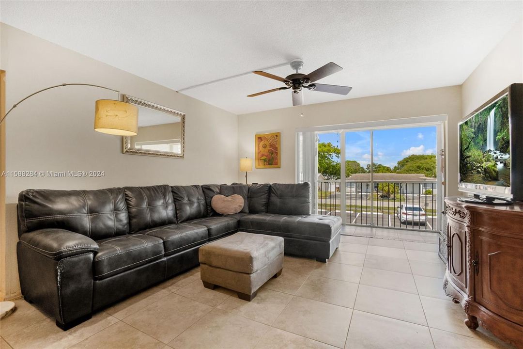 Active With Contract: $167,000 (1 beds, 1 baths, 800 Square Feet)