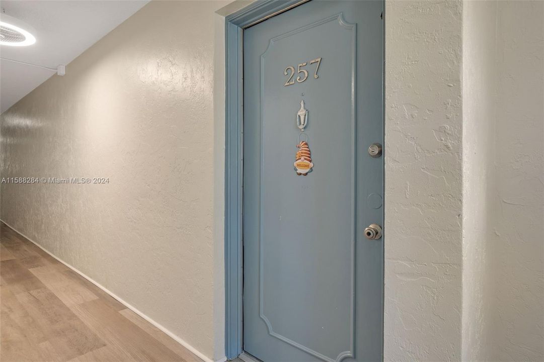 Active With Contract: $167,000 (1 beds, 1 baths, 800 Square Feet)