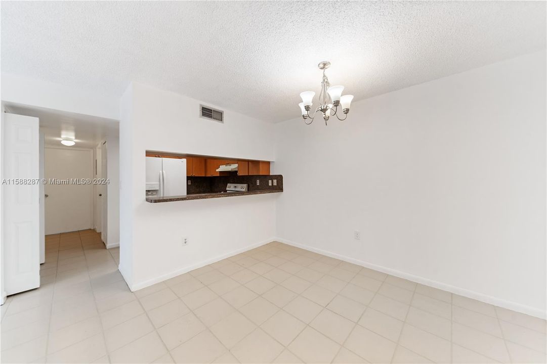 For Rent: $2,400 (2 beds, 2 baths, 944 Square Feet)