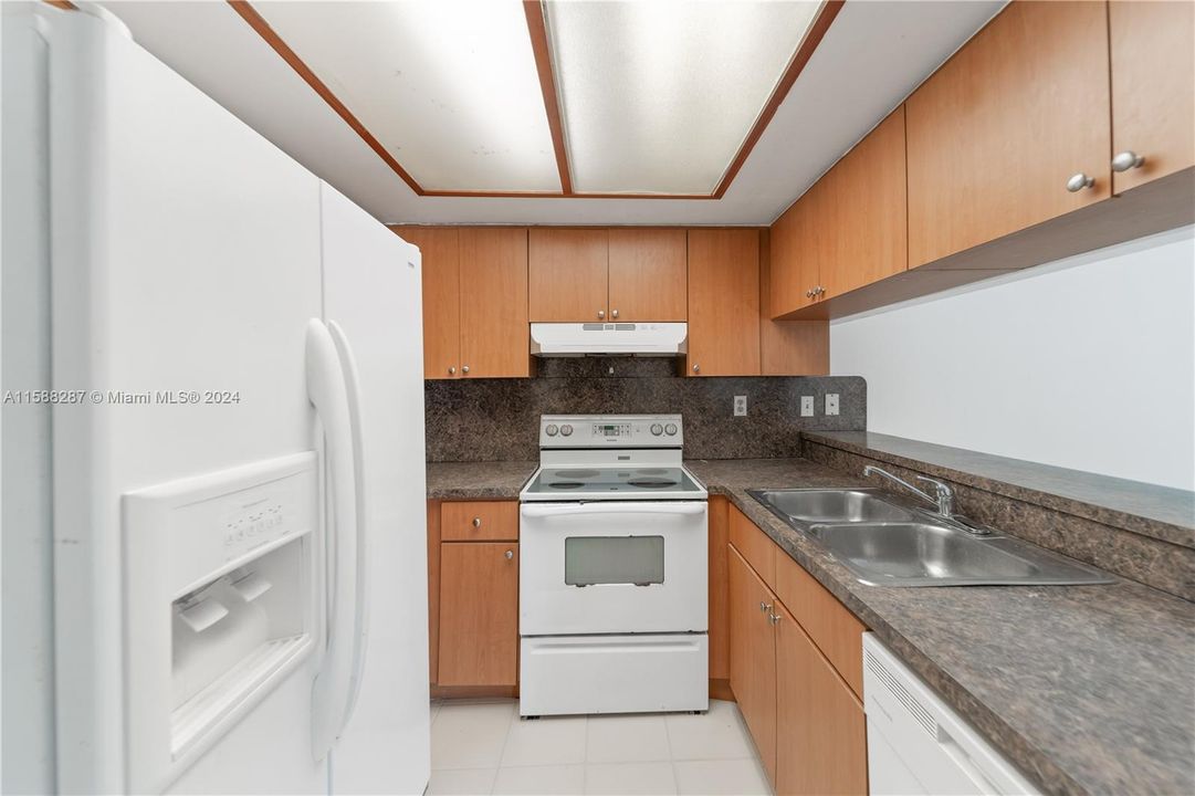 For Rent: $2,400 (2 beds, 2 baths, 944 Square Feet)