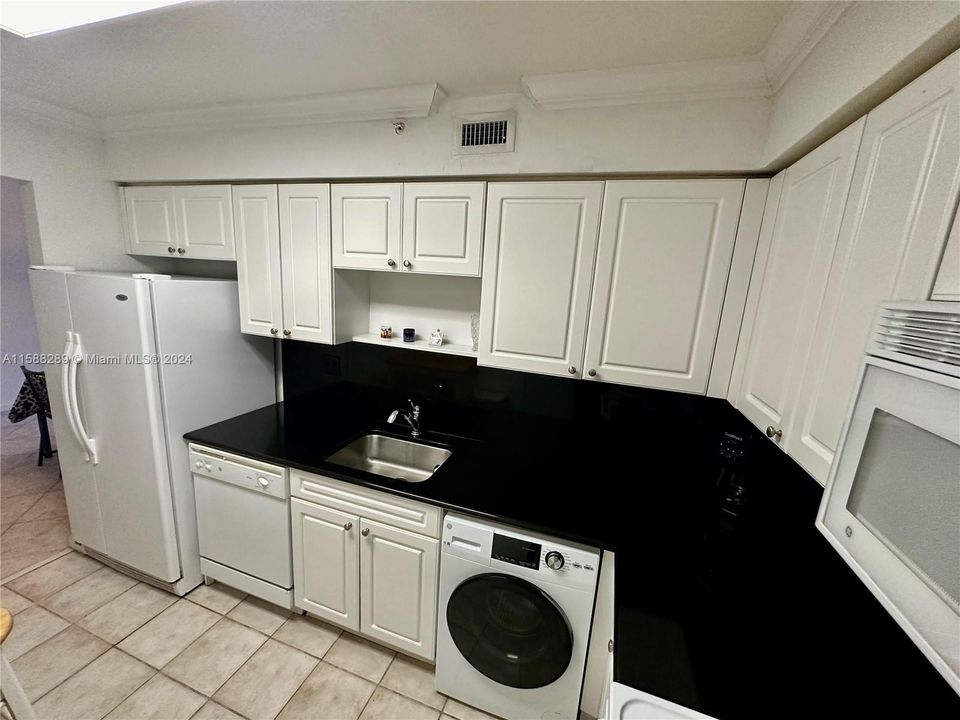 For Sale: $415,000 (1 beds, 1 baths, 835 Square Feet)