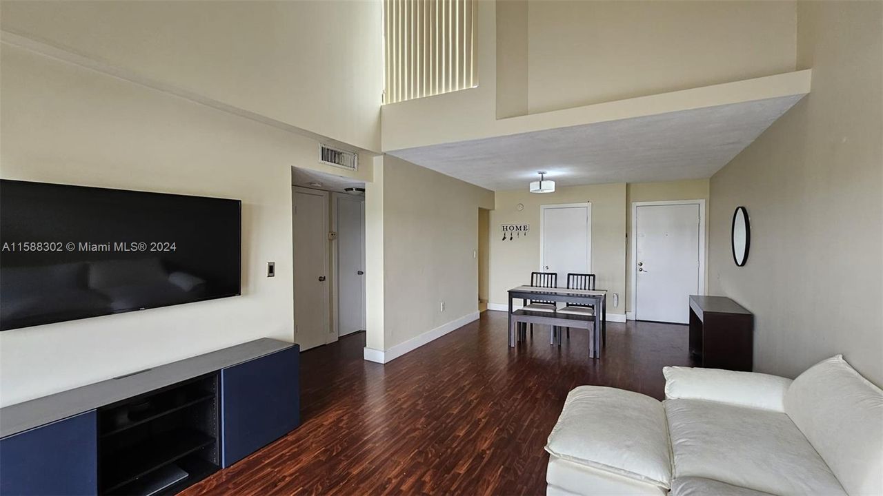 Active With Contract: $2,000 (1 beds, 1 baths, 842 Square Feet)