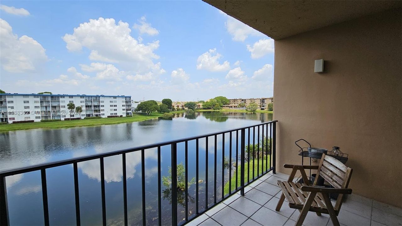 Active With Contract: $2,000 (1 beds, 1 baths, 842 Square Feet)