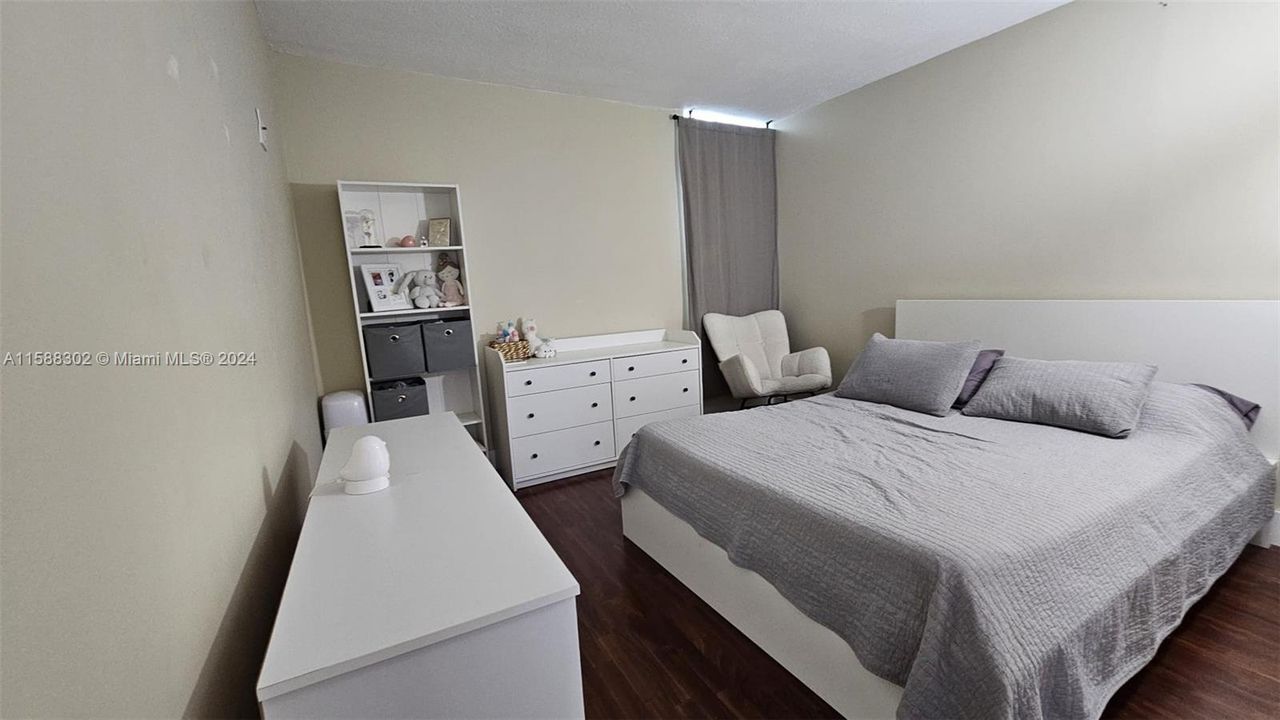 Active With Contract: $2,000 (1 beds, 1 baths, 842 Square Feet)