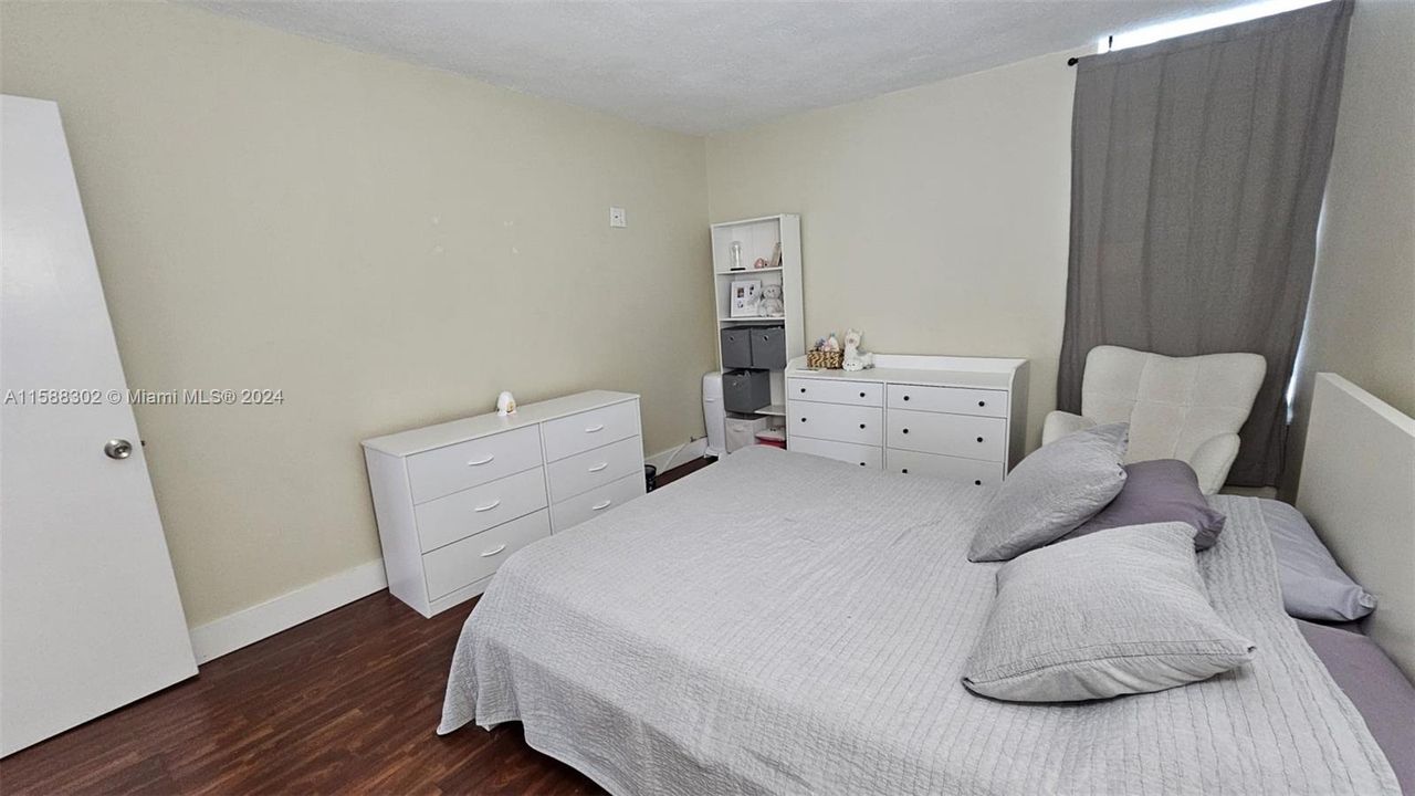 Active With Contract: $2,000 (1 beds, 1 baths, 842 Square Feet)