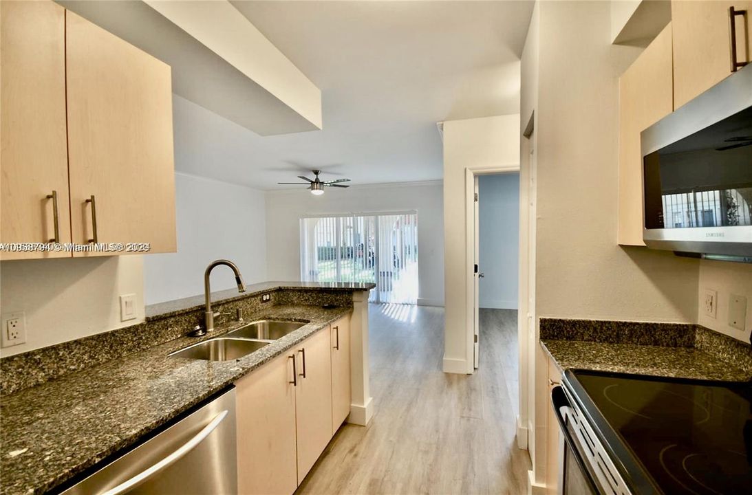 Active With Contract: $2,100 (1 beds, 1 baths, 850 Square Feet)