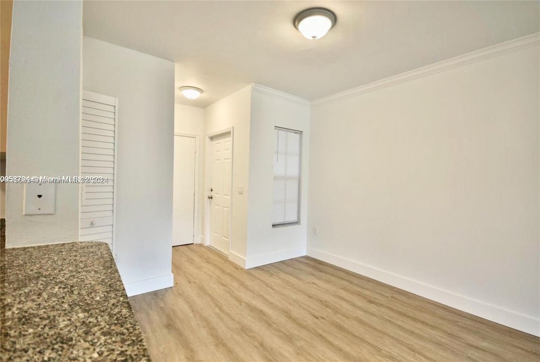 Active With Contract: $2,100 (1 beds, 1 baths, 850 Square Feet)