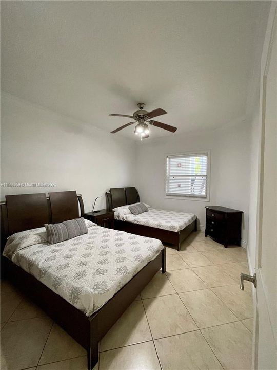 Guest room with 2 full size beds