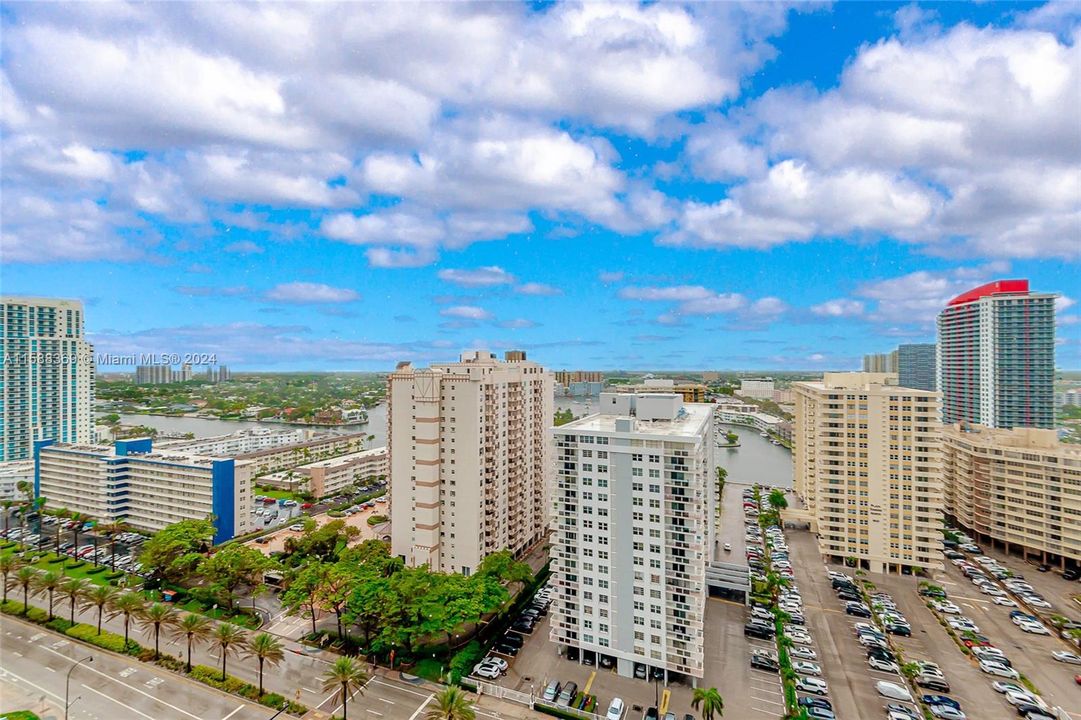 For Sale: $989,000 (3 beds, 3 baths, 1571 Square Feet)