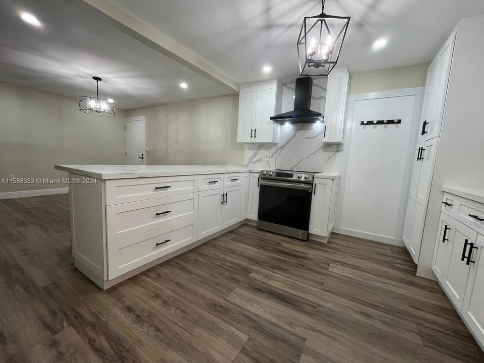 Active With Contract: $2,800 (3 beds, 2 baths, 1262 Square Feet)