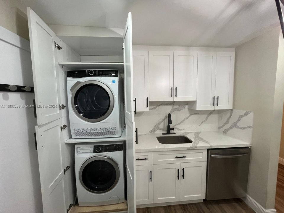 Active With Contract: $2,800 (3 beds, 2 baths, 1262 Square Feet)