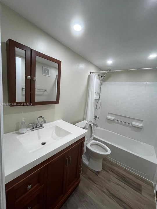 Active With Contract: $2,800 (3 beds, 2 baths, 1262 Square Feet)