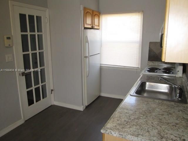 For Rent: $2,695 (3 beds, 1 baths, 1350 Square Feet)