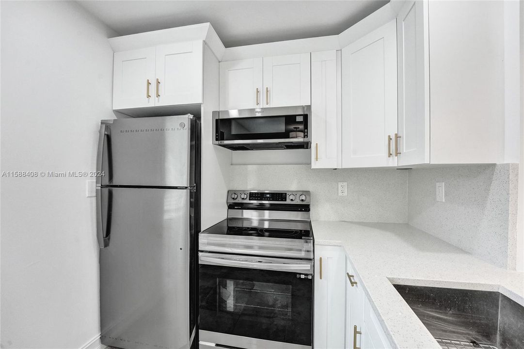 For Sale: $250,000 (2 beds, 2 baths, 910 Square Feet)