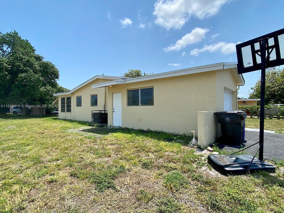 Active With Contract: $2,600 (3 beds, 2 baths, 1208 Square Feet)