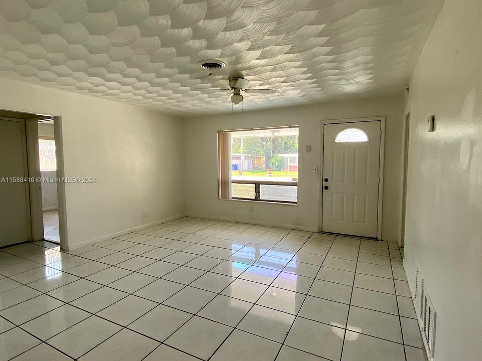 Active With Contract: $2,600 (3 beds, 2 baths, 1208 Square Feet)