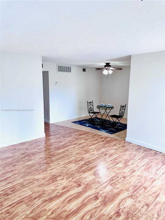 For Sale: $180,000 (2 beds, 2 baths, 937 Square Feet)