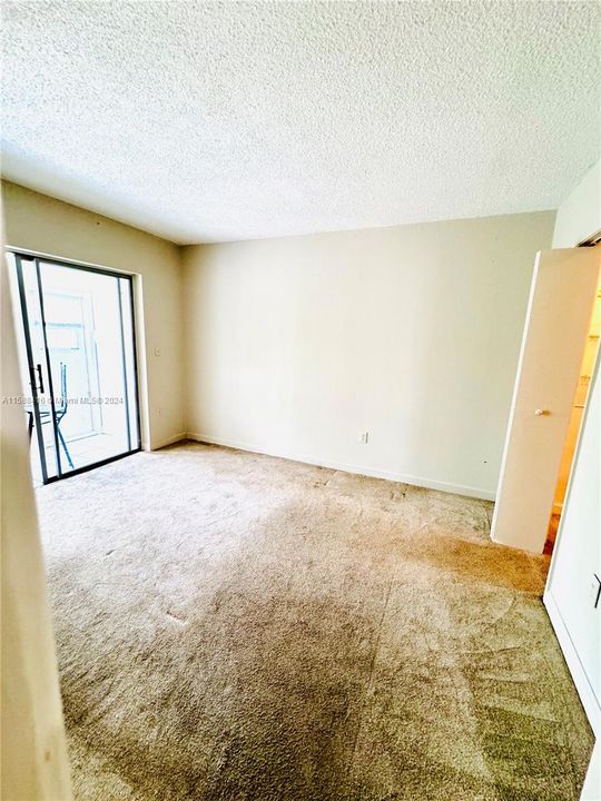 For Sale: $180,000 (2 beds, 2 baths, 937 Square Feet)