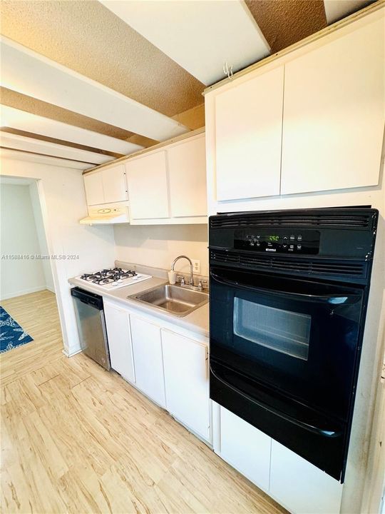 For Sale: $180,000 (2 beds, 2 baths, 937 Square Feet)