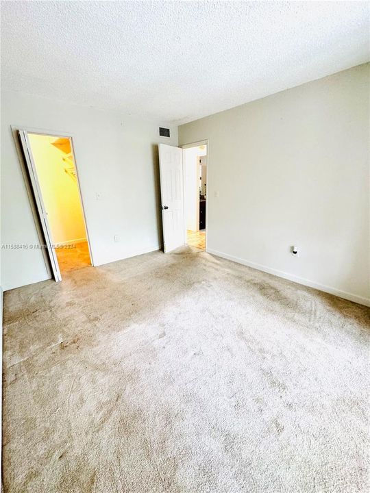 For Sale: $180,000 (2 beds, 2 baths, 937 Square Feet)