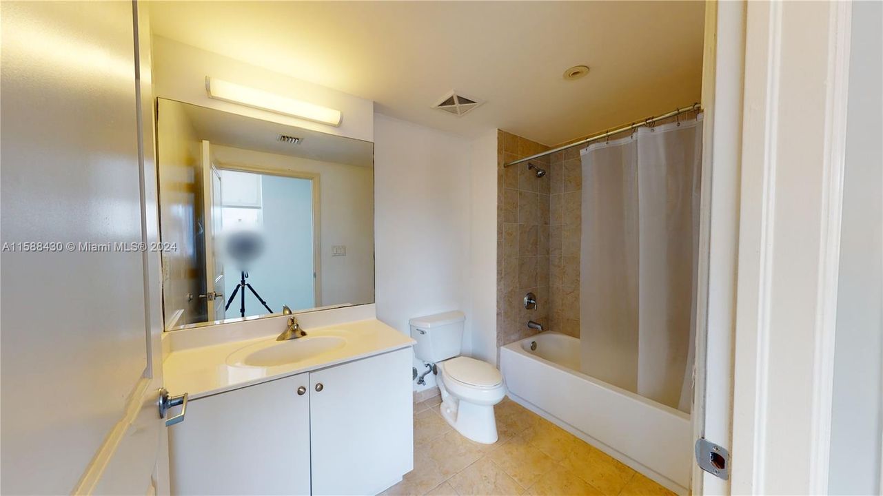 Active With Contract: $2,200 (1 beds, 1 baths, 774 Square Feet)