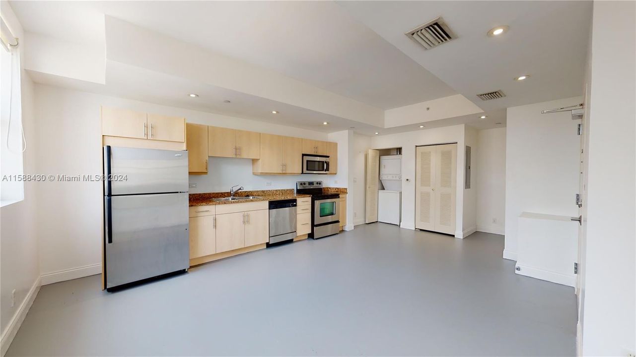 Active With Contract: $2,200 (1 beds, 1 baths, 774 Square Feet)