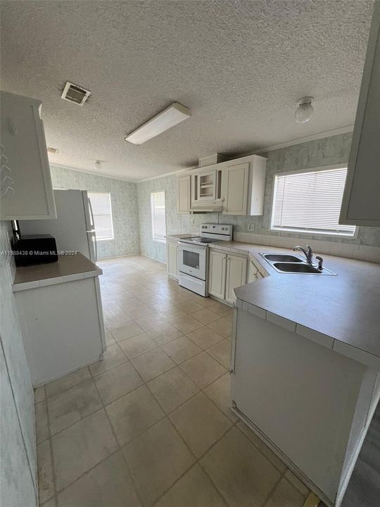 For Rent: $2,595 (4 beds, 3 baths, 1496 Square Feet)