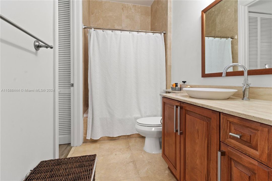 For Sale: $450,000 (1 beds, 1 baths, 697 Square Feet)