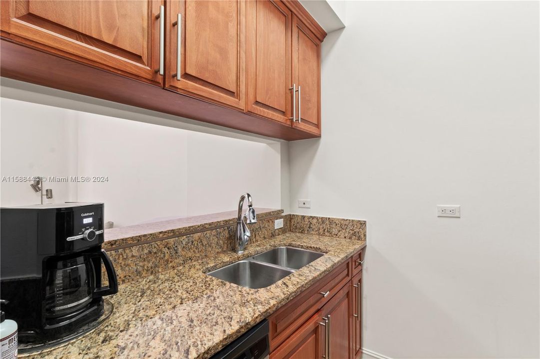 For Sale: $450,000 (1 beds, 1 baths, 697 Square Feet)