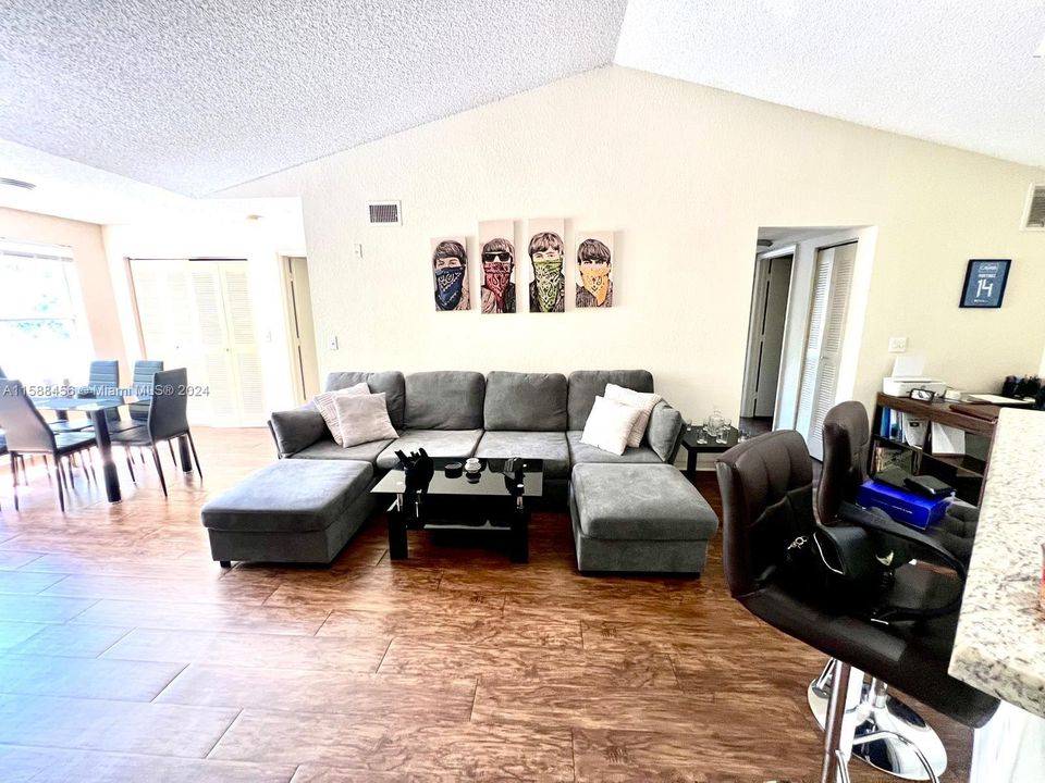 For Sale: $299,000 (2 beds, 2 baths, 1065 Square Feet)