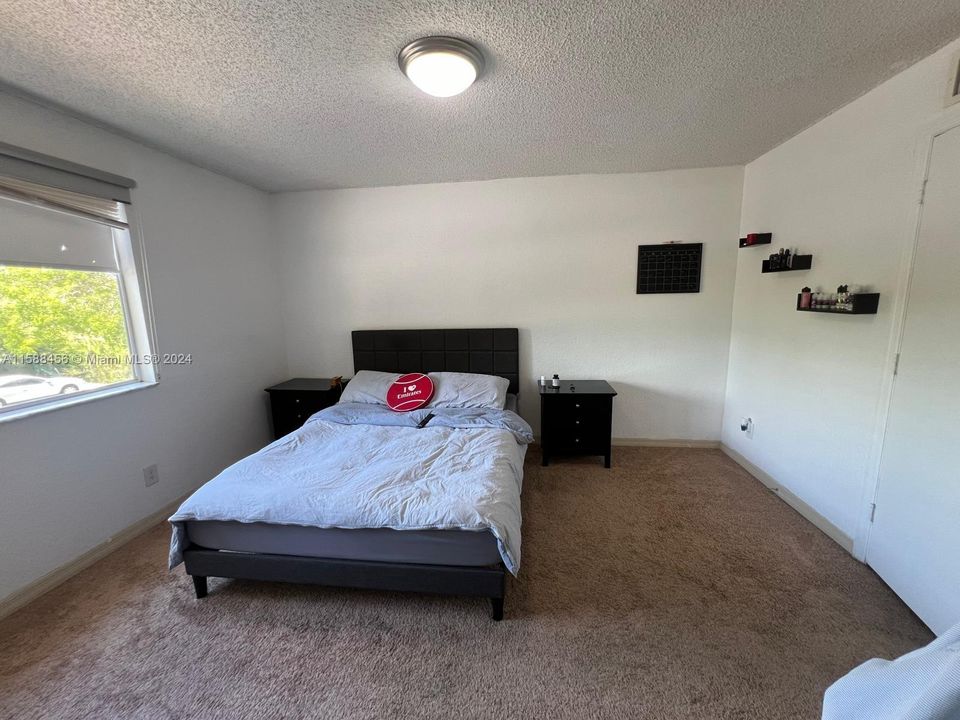 For Sale: $299,000 (2 beds, 2 baths, 1065 Square Feet)