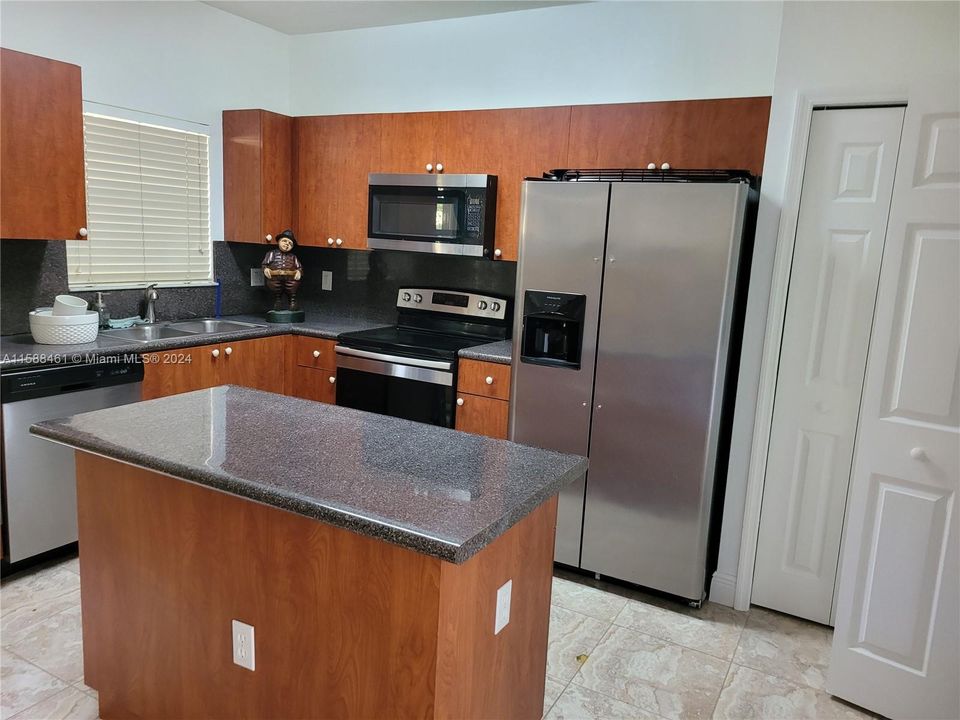 Active With Contract: $2,100 (2 beds, 2 baths, 1166 Square Feet)